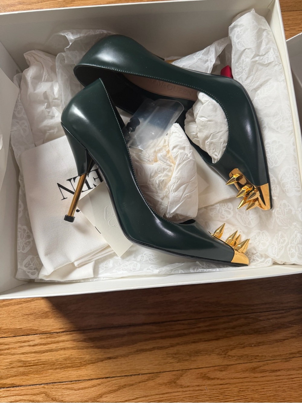 Alexander McQueen Green Patent Pointed-Toe Pumps with Gold Spike Detail - Picture 9 of 9